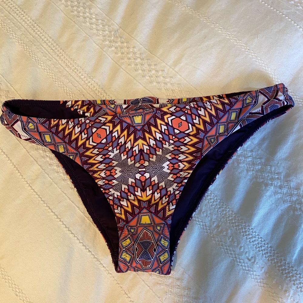 Reversible bikini bottoms